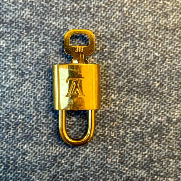 Authentic Louis Vuitton #318 Lock and Key - Picture 3 of 8